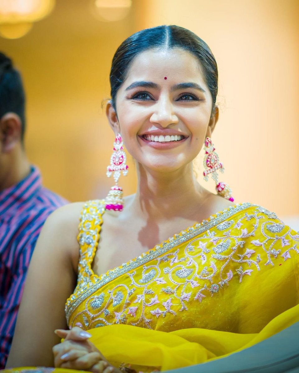 AnupamaTrends's tweet photo. Cuteness Overloaded 😍💛
@anupamahere 💛

#AnupamaParameswaran 
#Karthikeya2SuccessMeet 
#Karthikeya2 https://t.co/H7uI6sVUCP