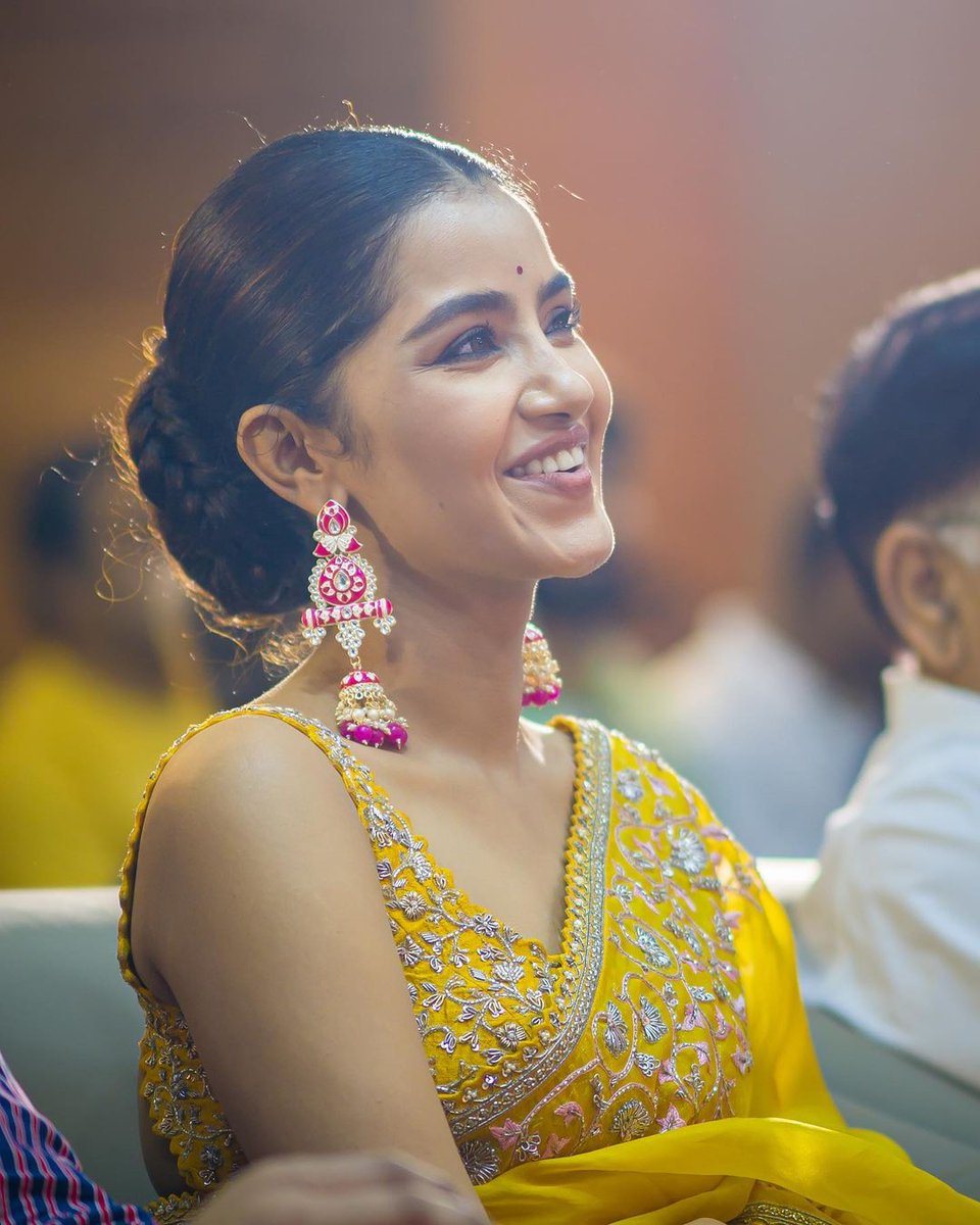 AnupamaTrends's tweet photo. Cuteness Overloaded 😍💛
@anupamahere 💛

#AnupamaParameswaran 
#Karthikeya2SuccessMeet 
#Karthikeya2 https://t.co/H7uI6sVUCP