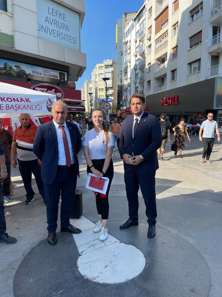 İzmir İl başkanımız Sayın @TuncaEge ve Konak İlçe Başkanımız @AdnanSelvi2  ile Konak İlçe standımızdan.. 
İzmir Zafer’e inanıyor.. 🇹🇷

#ZaferPartisi #ÜmitÖzdağ 

@zaferpartisi @umitozdag @AyyildizGM @ayyildizizmiril @ZaferPartiKonak @AdnanSelvi2