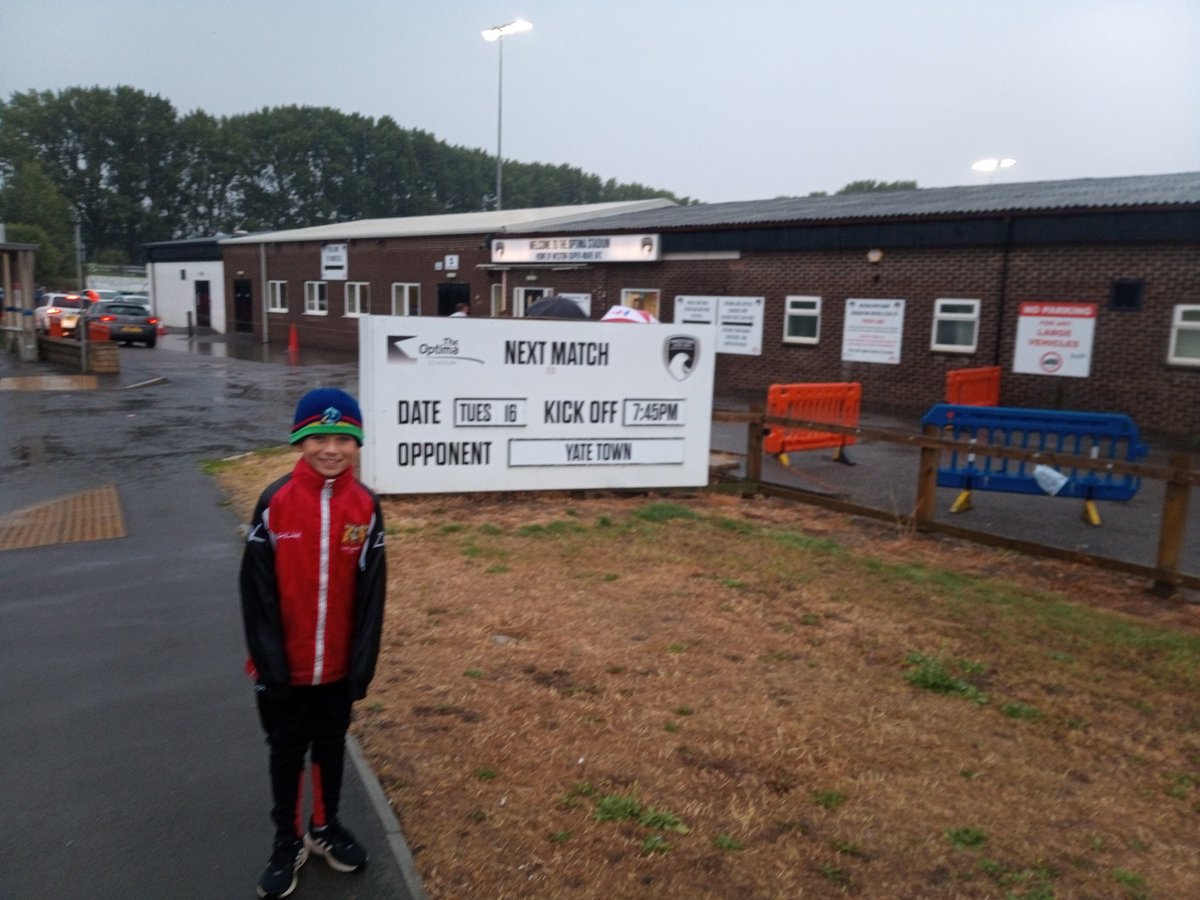 Jimmykayay's tweet photo. First father and son #AwayDay and it's a trip to @WSM_AFCOfficial with the @YateTownFC Bluebells. All kitted out in his @YateUnitedFC... Tuesday night floodlights... smashing down with rain... Absolutely bloody marvellous! C'mon Yate 👊 https://t.co/Hgwgz5Tvef