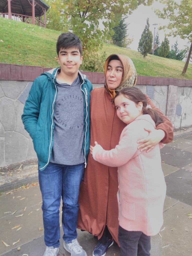 TutsakBebekler's tweet image. ANKARA

Ali(16) ve Seher (11)4yıldır tutsak babalarına hasretken,17 Ekim 2019da okul çıkışında onları almaya gelen anneleri Kevser Sinan gözlerinin önünde tutuklandı!

Yıllardır annesiz ve babasız kalan bu iki kardeşin aile bütünlüğüne ihtiyaçları var.

@arahmangok

#Endpushbacks