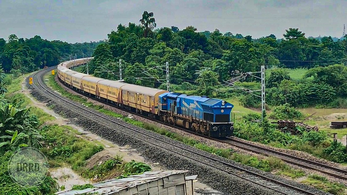 DRRD99's tweet photo. Diesel Days of Agartala Deoghar weekly Express 

20001 #SGUJ WDP4 with 15626 AGTL - DGHR Weekly Express curving towards NJP 

@drm_apdj 
@drm_kir 
@RailNf 
@gm_nfr 
@NFR_Enthusiasts 
@Babai20011 
@Subha_20002 
@InfinityRails https://t.co/V4ladZMhjI
