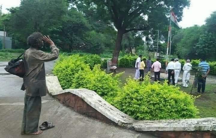 govind_valani's tweet photo. स्वतंत्रता दिवस की सबसे खूबसूरत तस्वीर 🇮🇳🇮🇳🇮🇳
वो तन से गरीब है लेकिन मन से सच्चा देशभक्त है
ये है असली देशप्रेम जिसमें दिखावा नही है
Deshbhakti Dil se ❣️
#15August 🇮🇳
#swatantradivas
#अमृतमहोत्सव
#HarGharTiranga
#independenceday2022 #Salute #NationalFlag #ExamAttack https://t.co/zYztAemkon