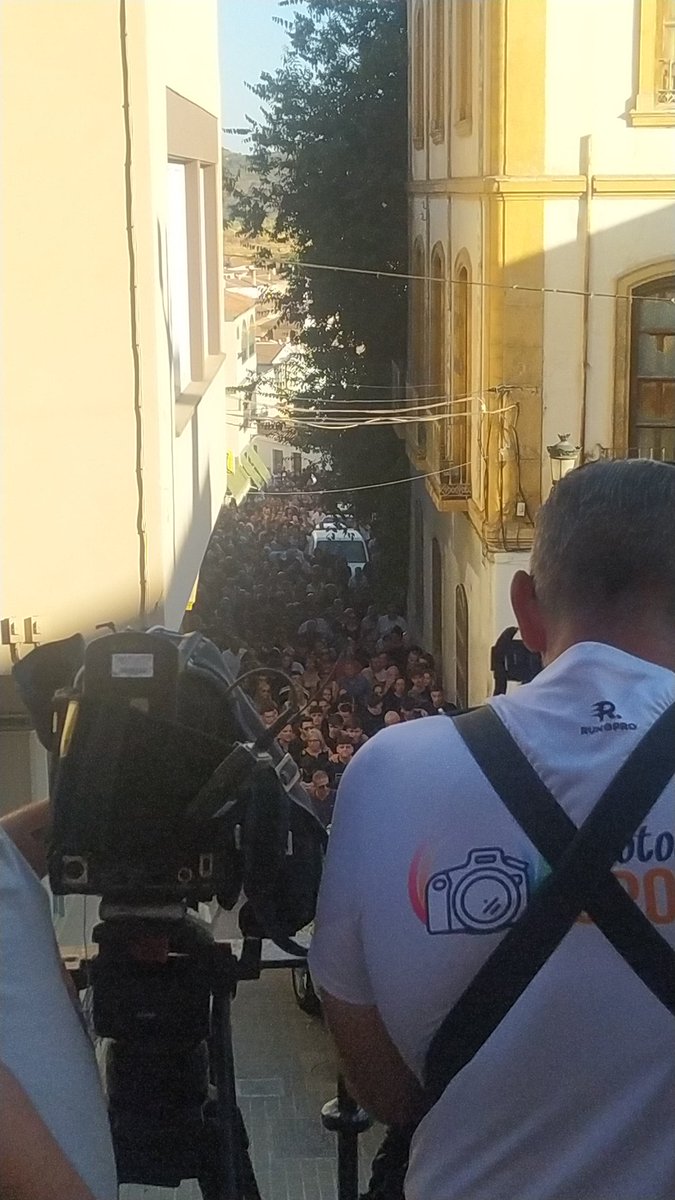 HugoFer9's tweet photo. Nunca oí un silencio. Hasta hoy. El de Íllora despidiendo a Juan esta tarde ha sido sobrecogedor y, sobre todo, doloroso. Fuerza a todos los vecinos. https://t.co/QiXDGQSDrm