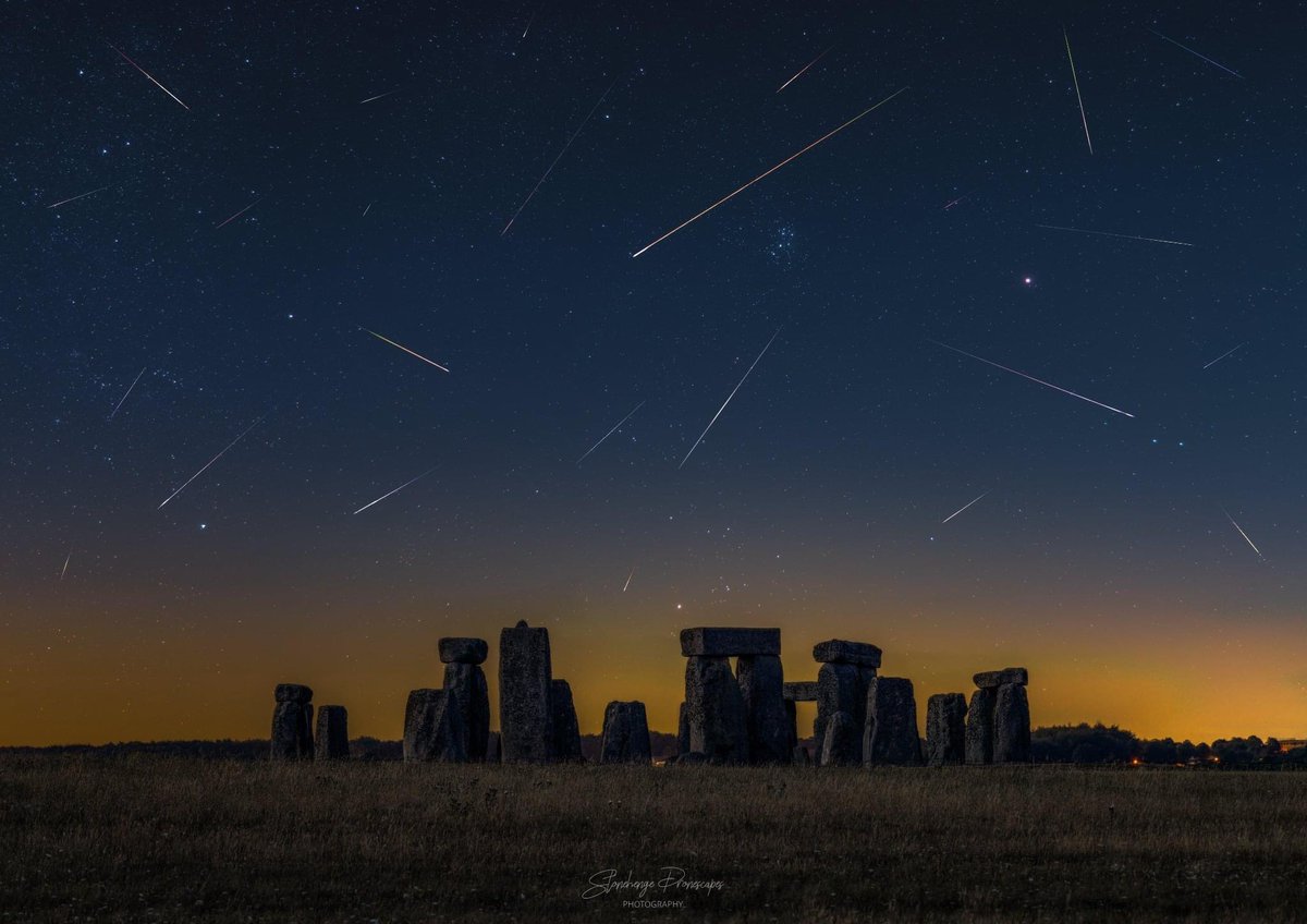 Perseid Meteor shower peak over Stonehenge. Credit Stonehenge Drone Scapes 💫
#astrophotography