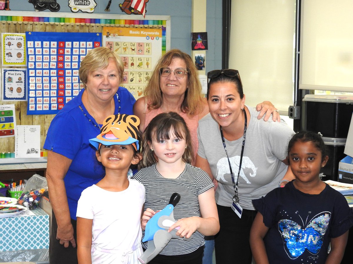 CommackSchools's tweet photo. Learning to tell time, spotting jungle items on a scavenger hunt (with homemade binoculars), tie-dying shirts, and sand art - just a few of the cool things at #CampCommack today! #DrCox #CommackSchools #FunForAllAges #SafariWeek https://t.co/7u9GmbnUSB