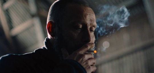 _Cinefilos_'s tweet photo. Mads Mikkelsen + 🚬 https://t.co/xvHUuvKANl