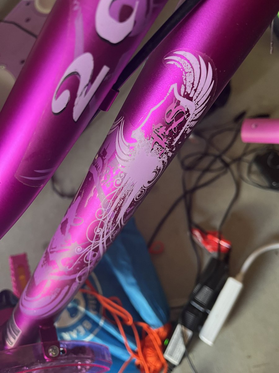 heather_2782's tweet photo. @Walmart please connect me with someone kind and capable. 5 customer service calls, 2 bikes in damaged boxes arriving late, one birthday girl who has yet to get a present but now I have to take it apart and return?! Seems like a great solution. Refund promised now story changed?? https://t.co/moARUgtnLi
