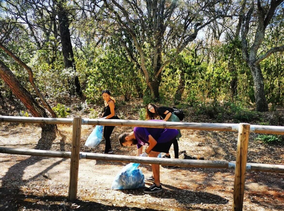 Talkdesk's tweet photo. Talkdeskers volunteering in Lisbon, cleaning Monsanto. 🌳 #lifeattalkdesk #talkdeskgivesback https://t.co/7QLSDE7FGQ