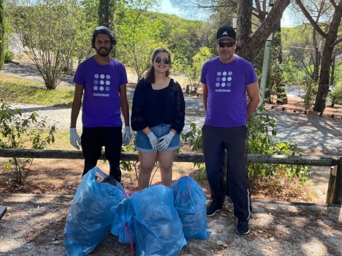 Talkdesk's tweet photo. Talkdeskers volunteering in Lisbon, cleaning Monsanto. 🌳 #lifeattalkdesk #talkdeskgivesback https://t.co/7QLSDE7FGQ