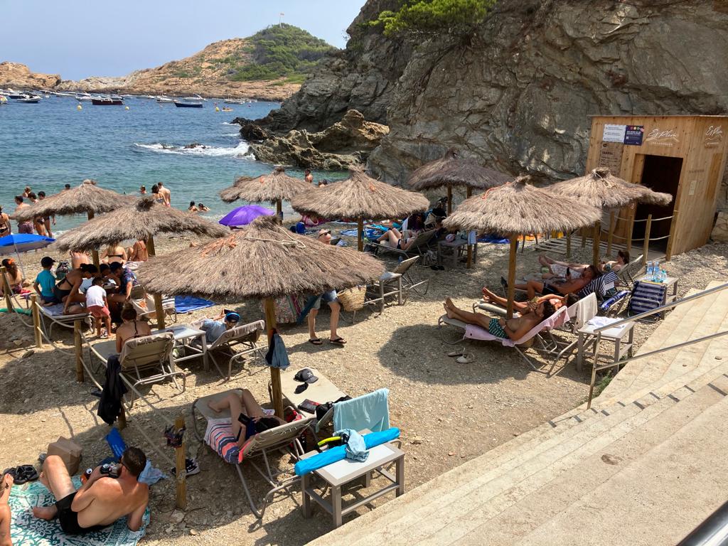 SOSAiguafreda's tweet photo. ATENCIÓ CANVI DE DATA
📣Contra la privatització, mobilització! Si tu em prens la platja, jo prenc la plaça! 
😎Et proposem un nou acte de protesta en format més lúdic i amb attrezzo de platja ⛱👙🏄🏻‍♀️
⏳Divendres 19 d’agost a les 18h t'esperem a la Plaça de la Vila
#Begur #SOSCosta https://t.co/QLpbqHwVEz