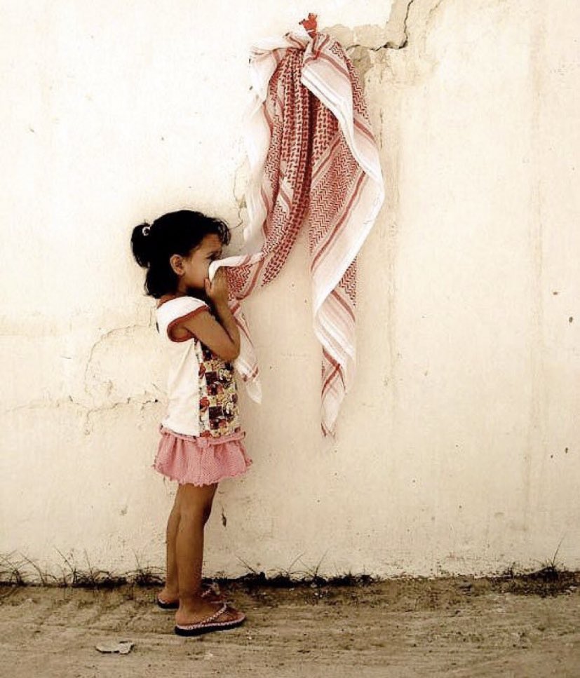 كـنّ العيون بدمعـها صـوّروهـا
يـتيمـةٍ تـذكــر ابــوهــا يــزمّــه

كل ما يطق الباب تسبق اخوها
وترجع تسولف للشماغ وتضمّه