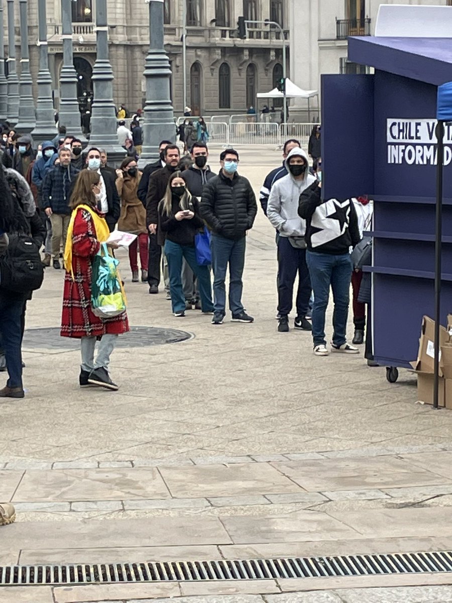 drjlpolitics's tweet photo. Mujer con ovarios como acorazados entrega volantes del rechazo al lado del kiosco intervencionista. En el rato que estuve le rompieron volantes en la cara, se los botaron, y la increparon varias veces. Aún así, siguió entregando. 

Respect. https://t.co/q62AvCpW1s