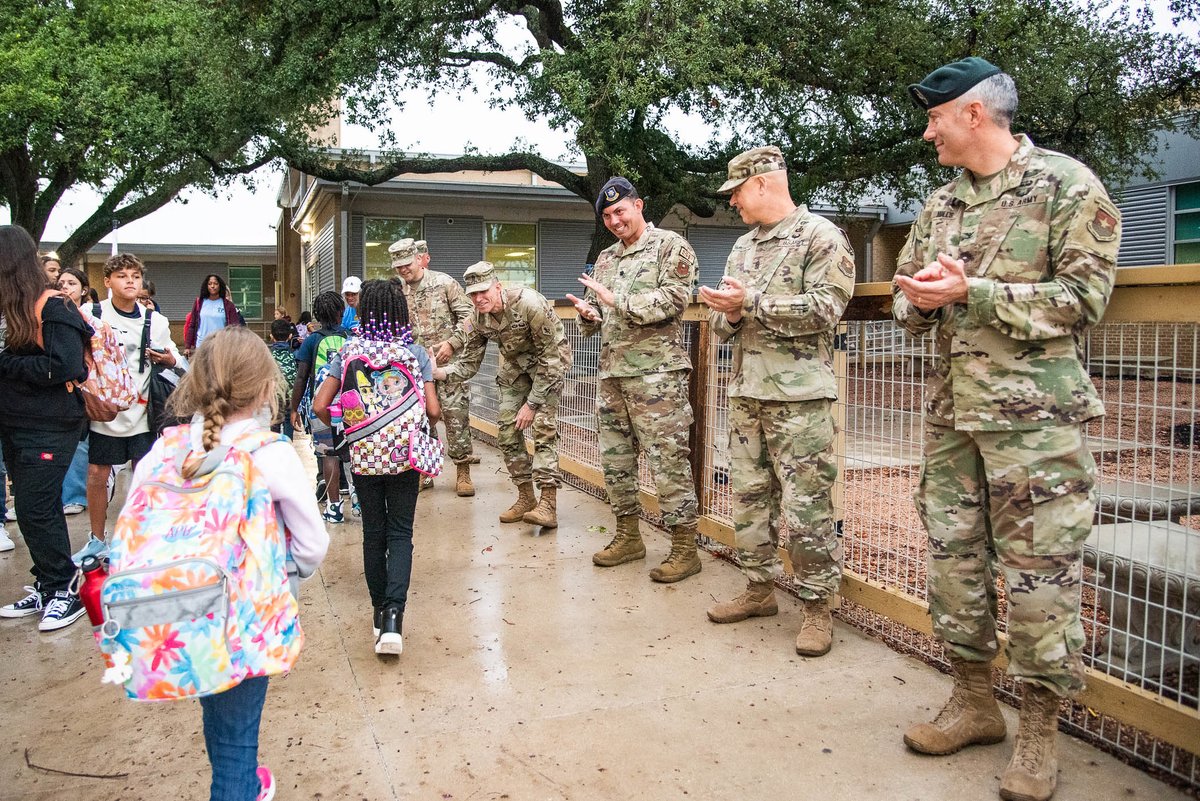 JBSA_Official's tweet photo. π Members of Team JBSA gathered at Fort Sam Houston Elementary School to welcome the students after the summer break. π
Every year the elementary school organizes the event to welcome students as they begin the new school year.
#JBSA #BacktoSchool #FortSam #MilitaryLife https://t.co/cuzDonBycD