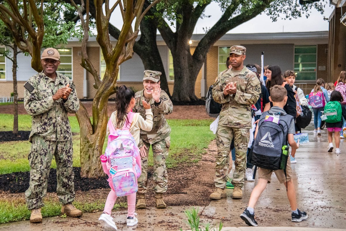 JBSA_Official's tweet photo. π Members of Team JBSA gathered at Fort Sam Houston Elementary School to welcome the students after the summer break. π
Every year the elementary school organizes the event to welcome students as they begin the new school year.
#JBSA #BacktoSchool #FortSam #MilitaryLife https://t.co/cuzDonBycD