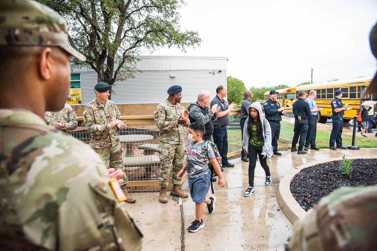 JBSA_Official's tweet photo. π Members of Team JBSA gathered at Fort Sam Houston Elementary School to welcome the students after the summer break. π
Every year the elementary school organizes the event to welcome students as they begin the new school year.
#JBSA #BacktoSchool #FortSam #MilitaryLife https://t.co/cuzDonBycD