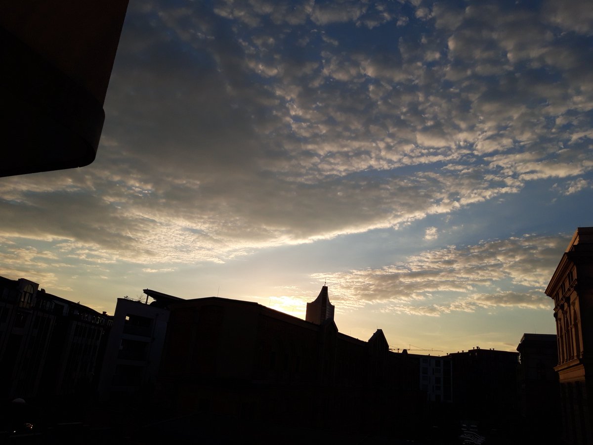 V5pXrd's tweet photo. Ich hoffe, dass die große Fracht des Sommers verladen ist. - Gute Nacht. https://t.co/tQzXJ4RLJy