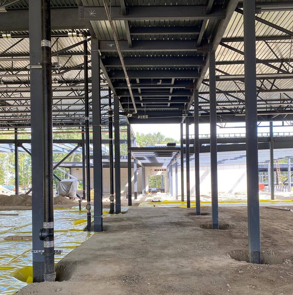 Construction of the new South building is flying! 
1) View from our future lobby, looking down the main hallway (area on left is the Cafetorium &amp; on right is the Media Center)
2) Pouring concrete floors in 1st floor classrooms
3) View from other end, loo… instagr.am/p/ChVLZxxJ5wW/