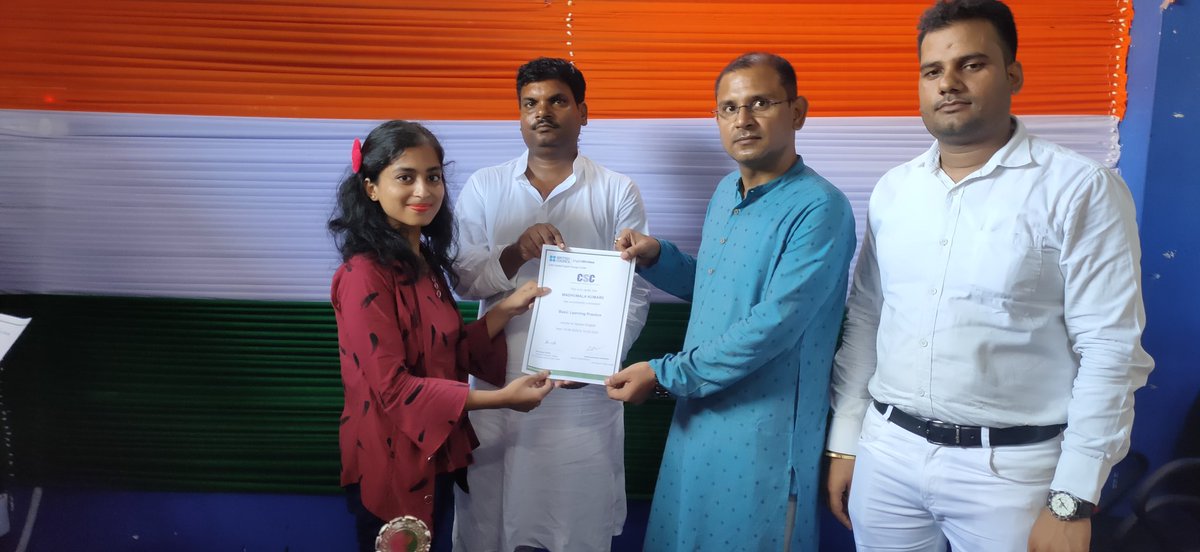 Entellusparsa's tweet photo. 75वें आजादी का अमृत महोत्सव के उपलक्ष्य में #CSC_Academy_Academy निदेश #डा_विश्वकर्मा_शर्मा ने @BritishCouncil के #Basic-Advance &amp; #Skills के प्रशिक्षण के बाद 50 से अधिक विद्यार्थियों को #Free में सर्टिफिकेट का वितरण किए. @BiharCsc @dintya15 @academy_csc @CSCegov_ @_DigitalIndia https://t.co/5BrBbLco7K