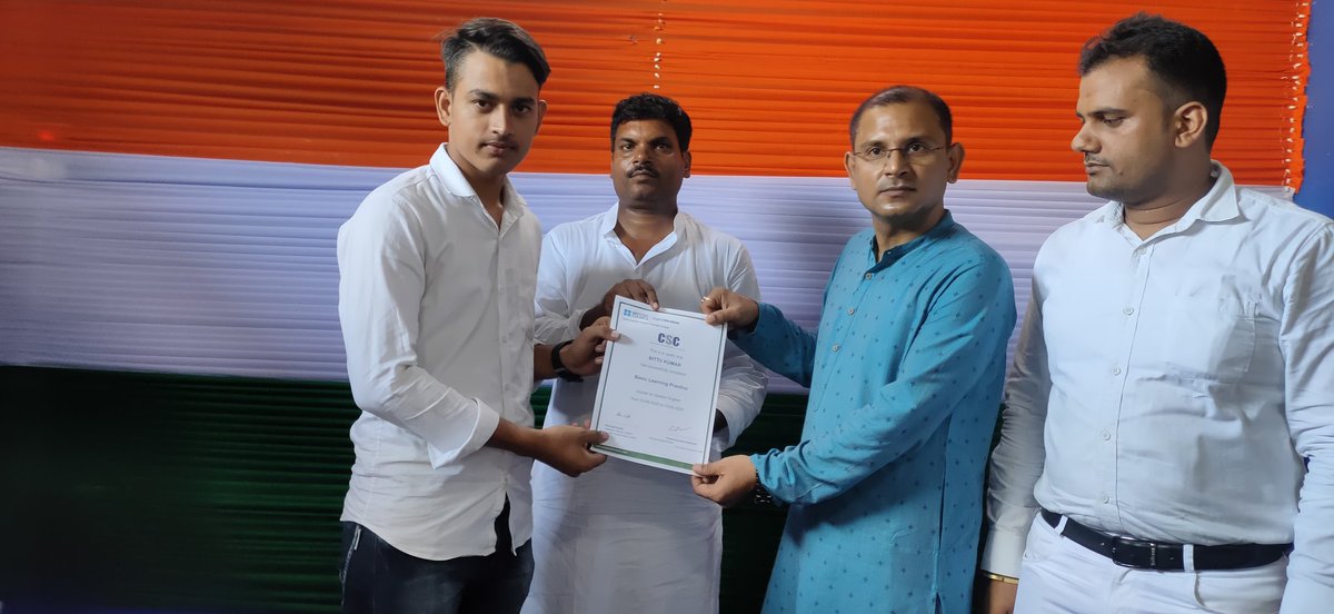 Entellusparsa's tweet photo. 75वें आजादी का अमृत महोत्सव के उपलक्ष्य में #CSC_Academy_Academy निदेश #डा_विश्वकर्मा_शर्मा ने @BritishCouncil के #Basic-Advance &amp; #Skills के प्रशिक्षण के बाद 50 से अधिक विद्यार्थियों को #Free में सर्टिफिकेट का वितरण किए. @BiharCsc @dintya15 @academy_csc @CSCegov_ @_DigitalIndia https://t.co/5BrBbLco7K