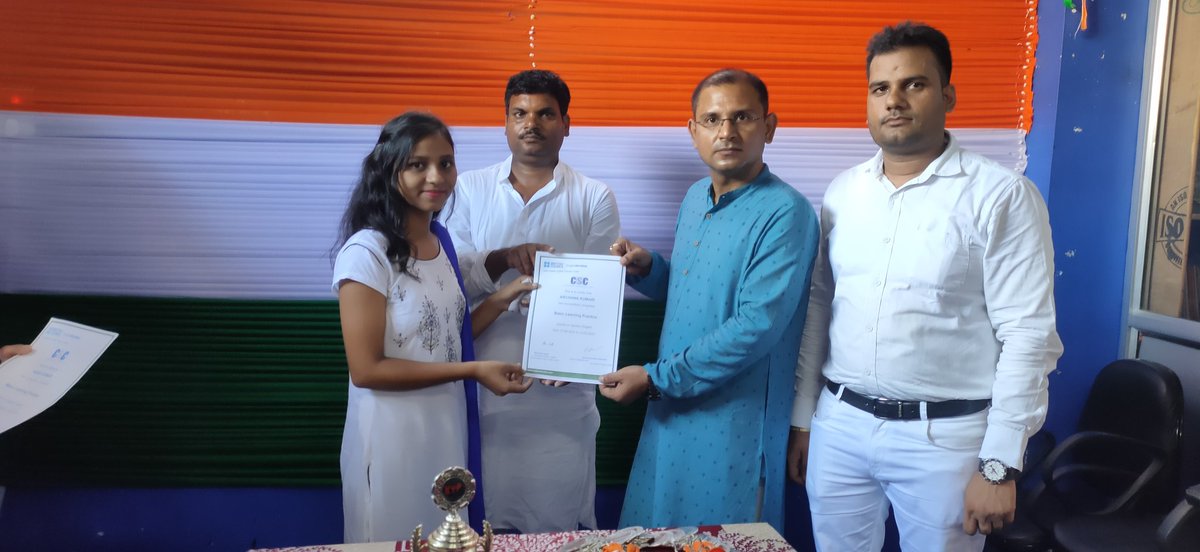 Entellusparsa's tweet photo. 75वें आजादी का अमृत महोत्सव के उपलक्ष्य में #CSC_Academy_Academy निदेश #डा_विश्वकर्मा_शर्मा ने @BritishCouncil के #Basic-Advance &amp; #Skills के प्रशिक्षण के बाद 50 से अधिक विद्यार्थियों को #Free में सर्टिफिकेट का वितरण किए. @BiharCsc @dintya15 @academy_csc @CSCegov_ @_DigitalIndia https://t.co/5BrBbLco7K