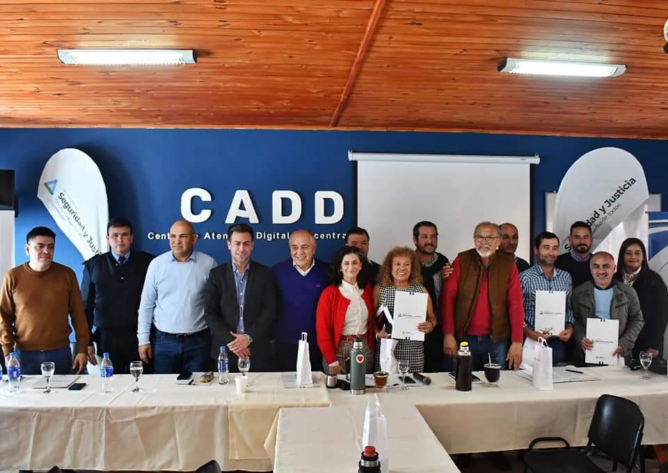 REUNIÓN DE SEGURIDAD.

 En la localidad de Garcitas participé de una reunion de seguridad junto a la Ministra del Ministerio Seguridad y Justicia del Chaco <a href="/glozalazar_/">Gloria Zalazar</a> Zalazar e intendentes de la región. Dialogamos y analizamos sobre las problemáticas de cada municipio.