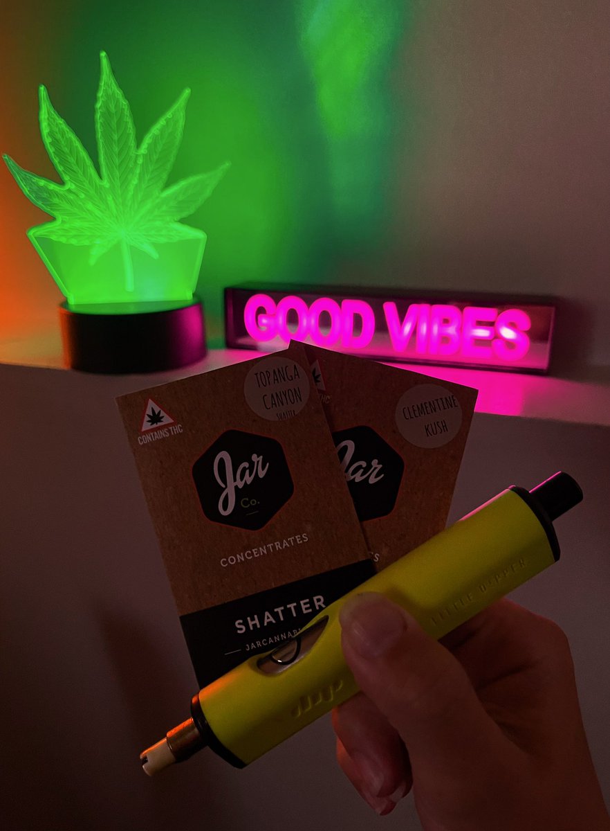 Samantha12Sue's tweet photo. #dabs #shatter #LittleDipper #DipDevices #Jar #JarCo #JarLifestyle #TopangaCanyon #ClementineKush #THC #GoodVibes #NeonLights #smoke #toke #lit #stoned #StonerGirl #mmemberville #marijuana #weed #legal #DabStraw #PotLeaf @dipdevices https://t.co/Jz6TKMblzt