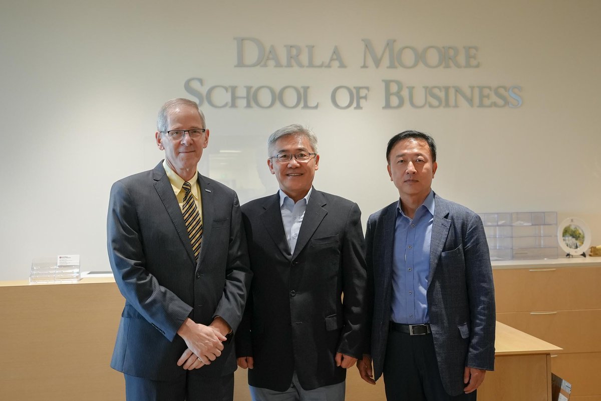 DeanPeterBrews's tweet photo. Wonderful to have Hee-Joon Ahn, professor of finance and the Dean of the Business School at Sungkyunkwan University (SKKU) in Seoul, Korea, and professor Young-kyu PARK, also of #SKKU, visit the #MooreSchool today. https://t.co/yXuYqerF6x