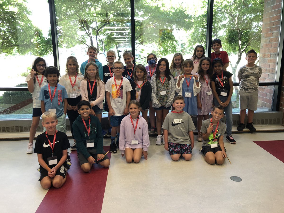 MrsKunkel2002's tweet photo. So happy to be with these 4th grade foxes today! 🦊💙🦊 #BetterTogetherd95 https://t.co/wa8jPNbcT5