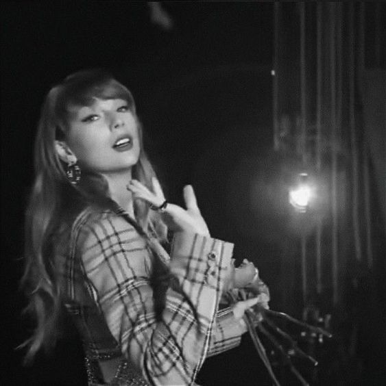 hourly taylor (@hourlyswift) on Twitter photo 