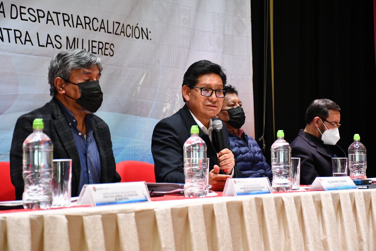 EdgarPary71's tweet photo. Durante un encuentro nacional, instamos a nuestras autoridades de las Escuelas de Formación de Maestros (ESFM´s), del #PROFOCOM-SEP, de la #UNEFCO y de la Universidad Pedagógica a trabajar con disciplina y compromiso con la formación de nuestras maestras y maestros bolivianos. https://t.co/Jjf4MfOY3Q