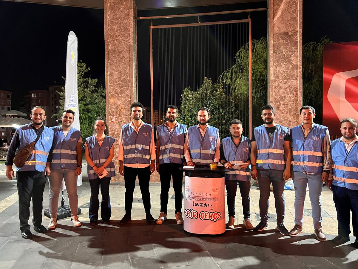 akgnconikisubat's tweet photo. 📍Gençlik Bizimle 2023 Hedeflerine😏

💣Bomba gibi Gençlerle AK Onikişubat ekibimizi büyütüyoruz. Ne sözlere, ne sahalara sığmaz sevdamız.

Gençler Hepiniz Hoşgeldiniz Aramıza🖐 https://t.co/zdAXLF6Qhd