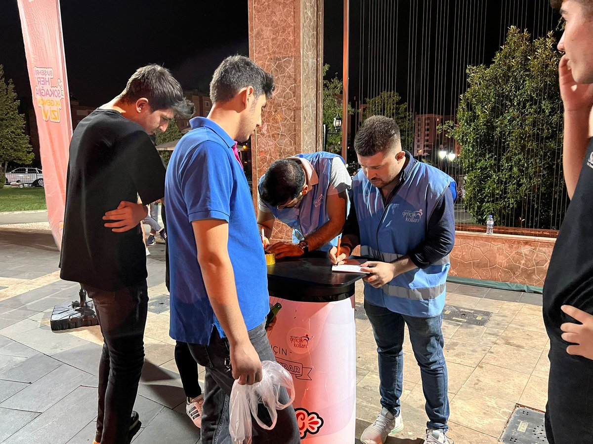akgnconikisubat's tweet photo. 📍Gençlik Bizimle 2023 Hedeflerine😏

💣Bomba gibi Gençlerle AK Onikişubat ekibimizi büyütüyoruz. Ne sözlere, ne sahalara sığmaz sevdamız.

Gençler Hepiniz Hoşgeldiniz Aramıza🖐 https://t.co/zdAXLF6Qhd