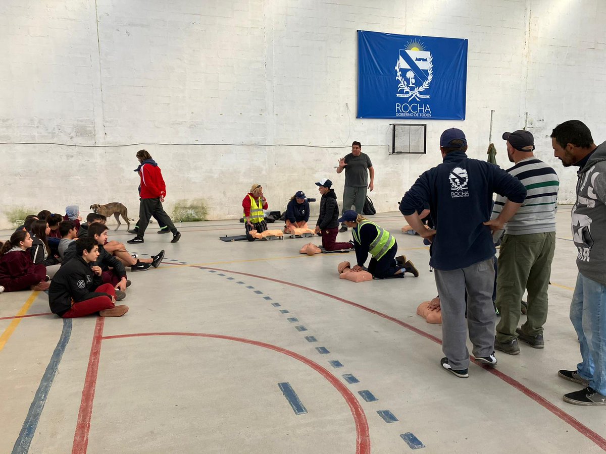 DireccindeDepo5's tweet photo. La Intendencia Departamental de Rocha por intermedio de la Dirección de Deportes en el día de hoy  llevó a cabo en el Gimnasio Municipal de Cebollatí un Taller de Reanimación Cardipulmonar https://t.co/CpIMXvbS92