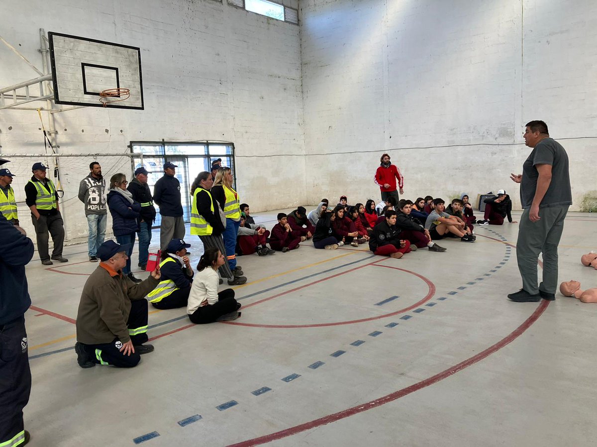 DireccindeDepo5's tweet photo. La Intendencia Departamental de Rocha por intermedio de la Dirección de Deportes en el día de hoy  llevó a cabo en el Gimnasio Municipal de Cebollatí un Taller de Reanimación Cardipulmonar https://t.co/CpIMXvbS92