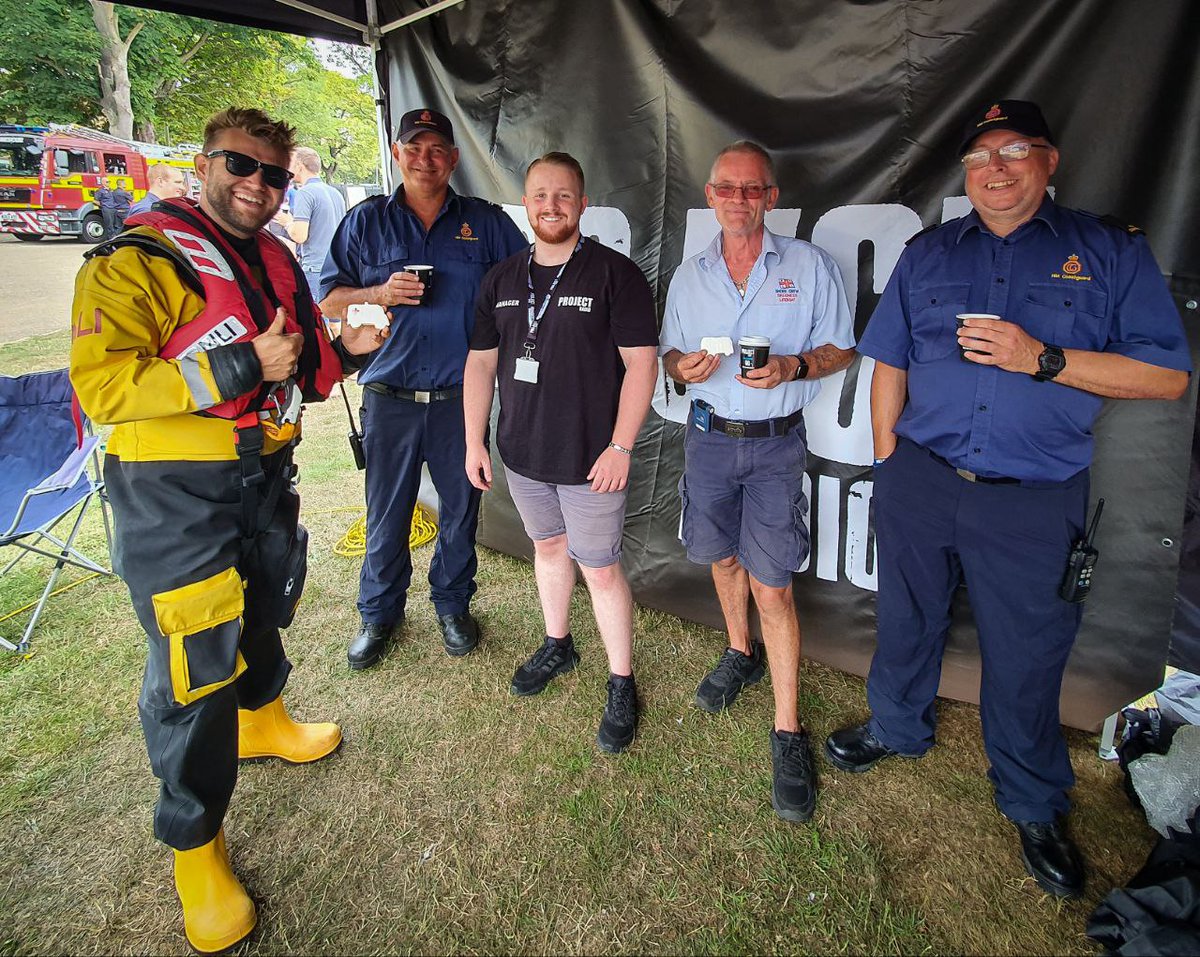 ProjectRadiocc's tweet photo. @RNLI @RNLIskegness & @HMCoastguard enjoying their #BLUELIGHTBREW drinks and cookies today at Skegness 999 day ๐ค๐จ๐ #999day #skegness #bluelightbrew #countycare #projectradio #RNLI #HMCoastguard https://t.co/FJaZa8IMXp