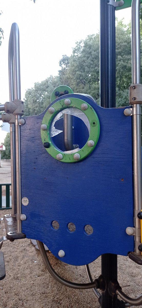 MMMAraMMM's tweet photo. Buenos días,@Ayto_Sevilla  el parque de peques en frente del Alcampo (Ronda del Tamarguillo) https://t.co/McscFt8d80