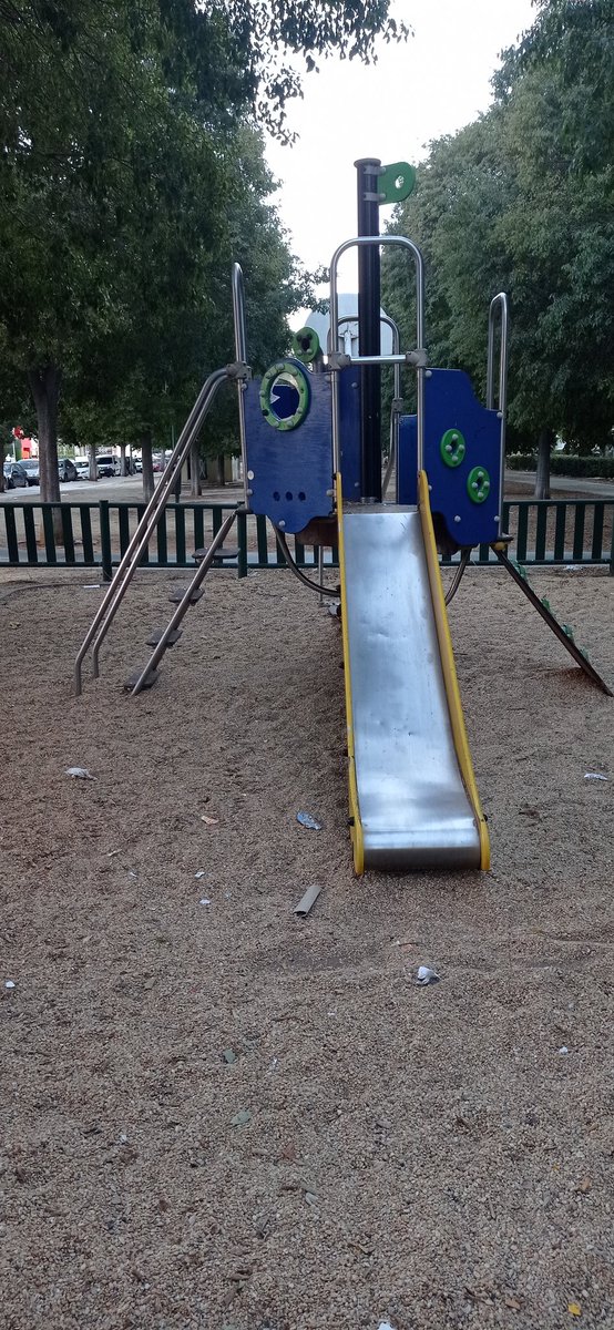 MMMAraMMM's tweet photo. Buenos días,@Ayto_Sevilla  el parque de peques en frente del Alcampo (Ronda del Tamarguillo) https://t.co/McscFt8d80