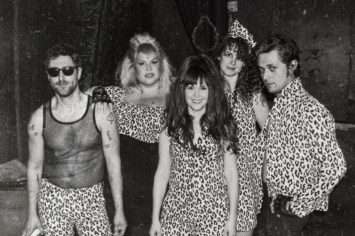 Song You Need: Hunx &amp; His Punx have reentered the room.

thefader.com/2022/08/16/son…