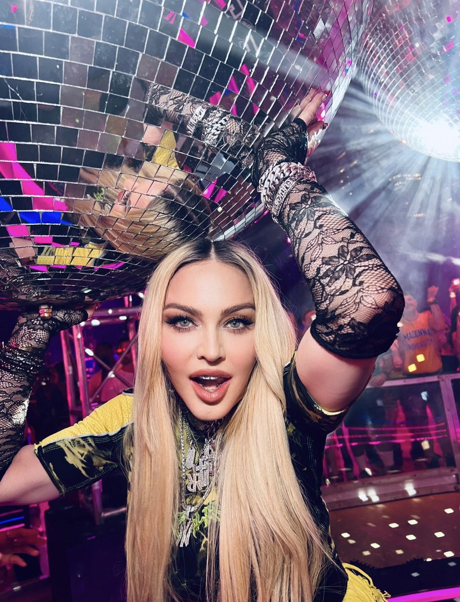 TheDiscOasis's tweet photo. Wishing the material girl a very happy birthday! 🪩✨ @madonna
#discoasis #rollerskating #disco #wheremusicflowsmagicgrows #wollmanrinknyc #centralpark #finallyenoughlove #goodtimes https://t.co/MkedOViT7V