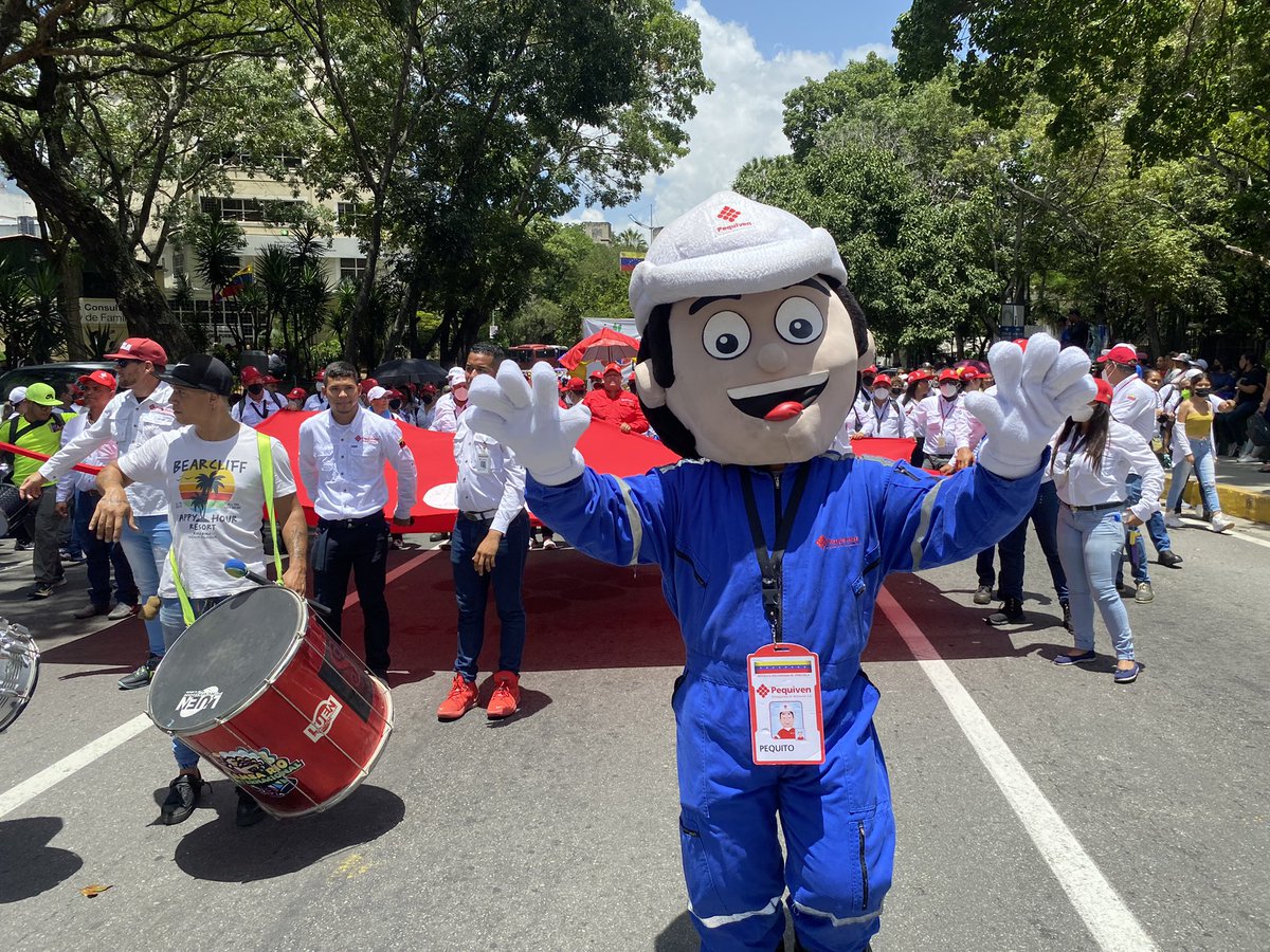 PrensaPequiven's tweet photo. Desde la Marcha de la Victoria #Pequito se hizo presente en el recorrido, apoyando las reivindicaciones que el Gobierno ha logrado con la clase trabajadora.
#16Ago
#TrabajadoresConMaduro
#Petroquímica
@TareckPSUV
@TellecheaRuiz https://t.co/VM5jz8tuMD
