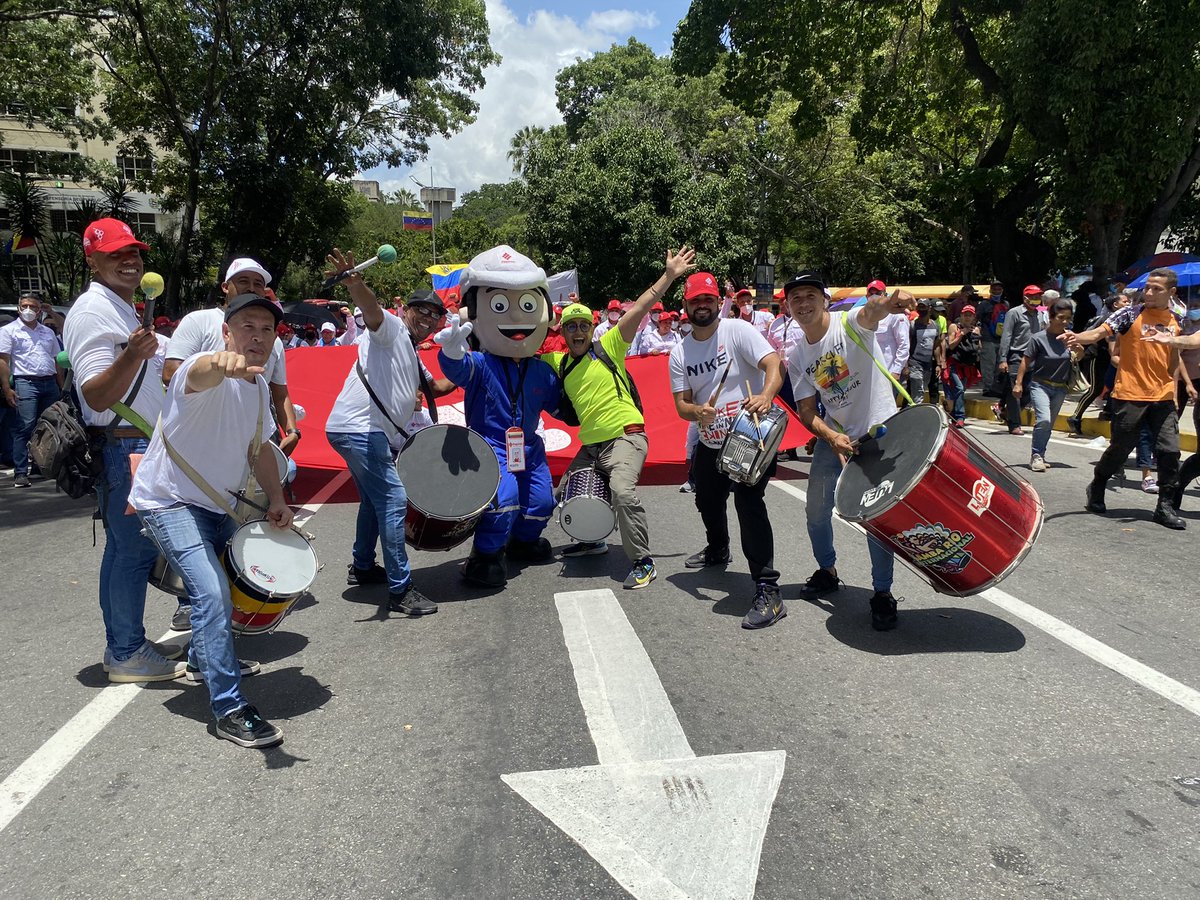 PrensaPequiven's tweet photo. Desde la Marcha de la Victoria #Pequito se hizo presente en el recorrido, apoyando las reivindicaciones que el Gobierno ha logrado con la clase trabajadora.
#16Ago
#TrabajadoresConMaduro
#Petroquímica
@TareckPSUV
@TellecheaRuiz https://t.co/VM5jz8tuMD