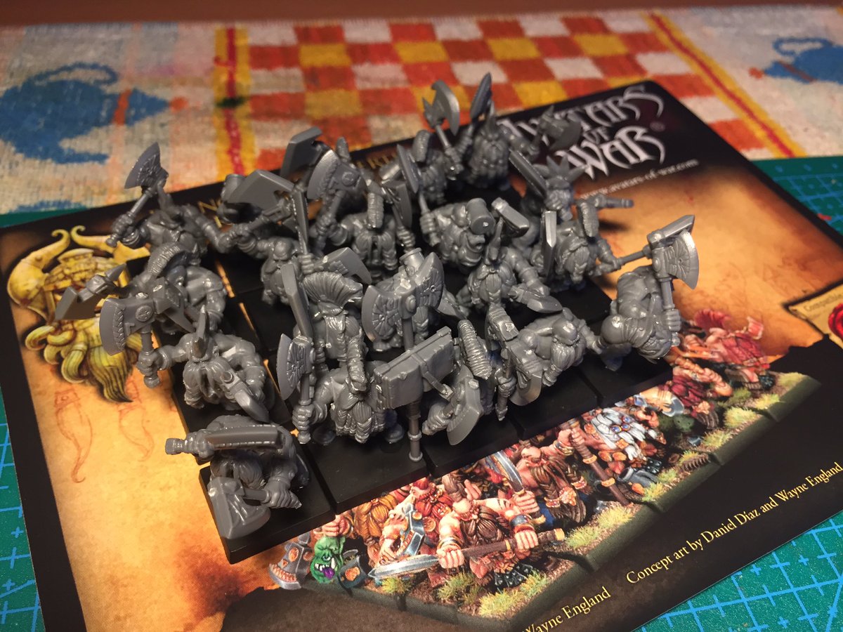 girl_warhammer's tweet photo. Siguiendo con el reto #Retrohammer #agostropa #manuscritosdenuthreloaded #mdnr ahí van “Los matadores de Bugman” los grandes matadores por la cerveza 🍺 #Duardin a falta de meterles color #PaintingWarhammer @Avatars_of_War https://t.co/HWuJOmAfW5