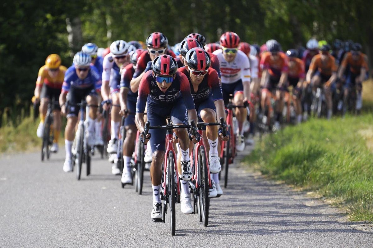 Eganbernal's tweet photo. Creo que aún recuerdo cómo se hace, pero después de 220 km les cuento que el dolor de patas mañana no va a ser poquito jaja 👌🏽 https://t.co/9cb3itspRs