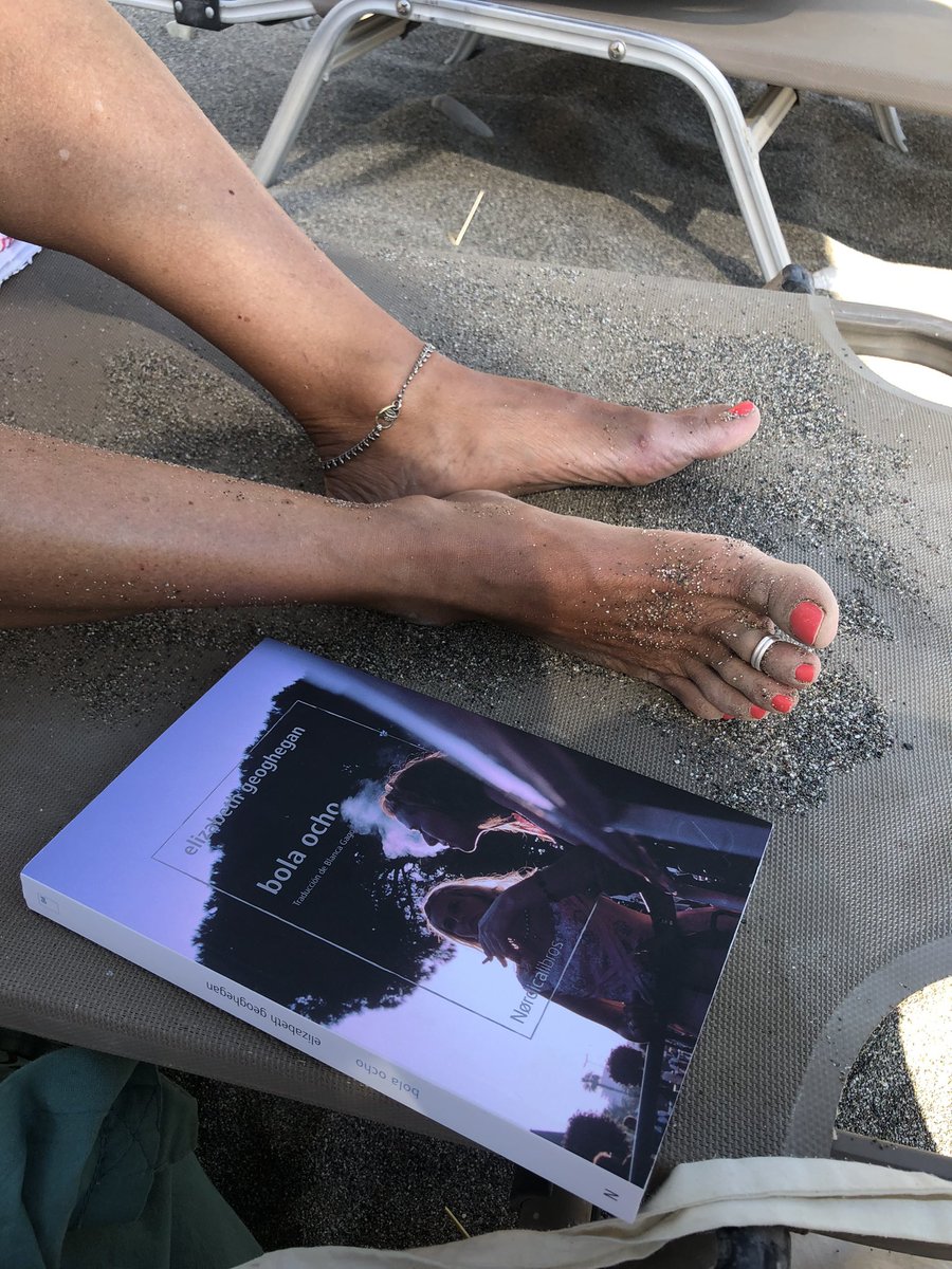 ElizGeo's tweet photo. Lectura de verano. #LibrosRecomendados #bolaocho https://t.co/WGqR78Y6oI