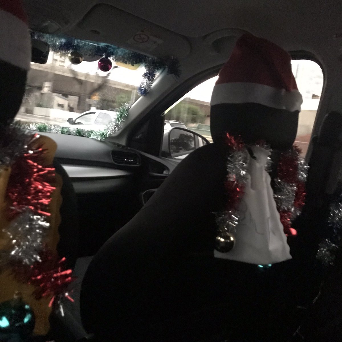 jescvbas's tweet photo. peguei um uber que ta cheio de enfeite de natal, 5 estrelas https://t.co/PoQM7jeXR0