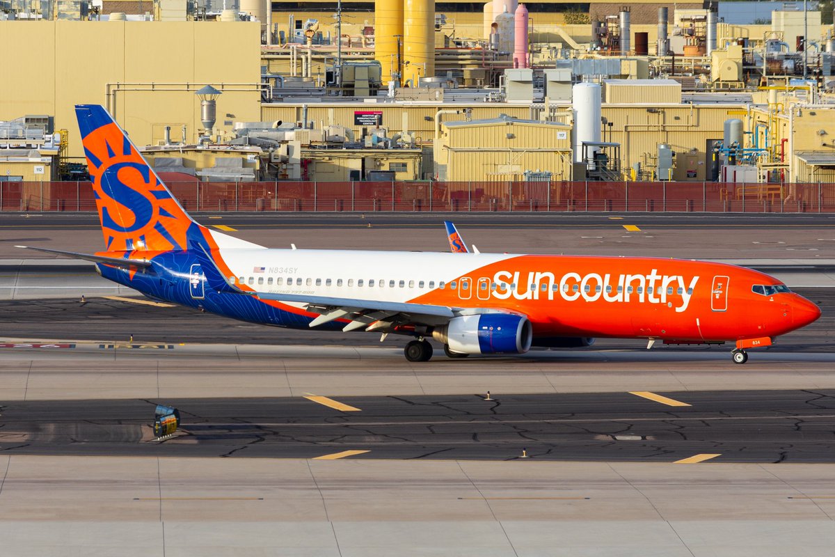 PhoenixSpotting's tweet photo. @SunCountryAir arriving during golden hour @PHXSkyHarbor! https://t.co/fRQFlHVJcf