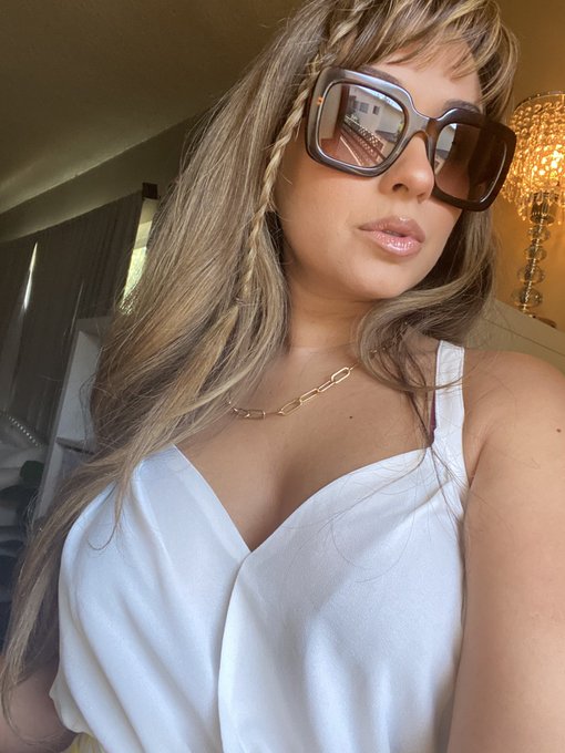 Here&rsquo;s my really pretty face&hellip; you&rsquo;re fucking welcome! Now send to be blessed with MY smile! https://t<a href="/tag/findom"class="tags"><span>#findom</span></a><a href="/tag/pantyhoselovers"class="tags"><span>#pantyhoselovers</span></a>