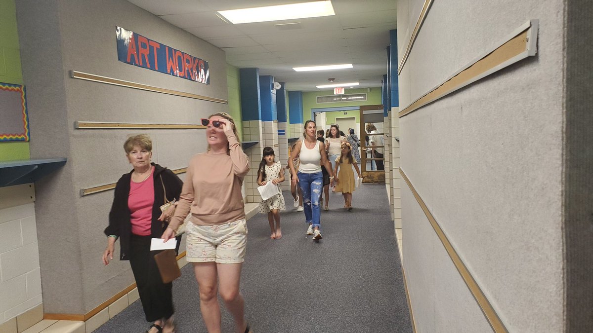 lincolnwoodsd74's tweet photo. Rutledge Hall ended their Orientation Day with a fun scavenger hunt throughout the building! https://t.co/ODh1hqxALv