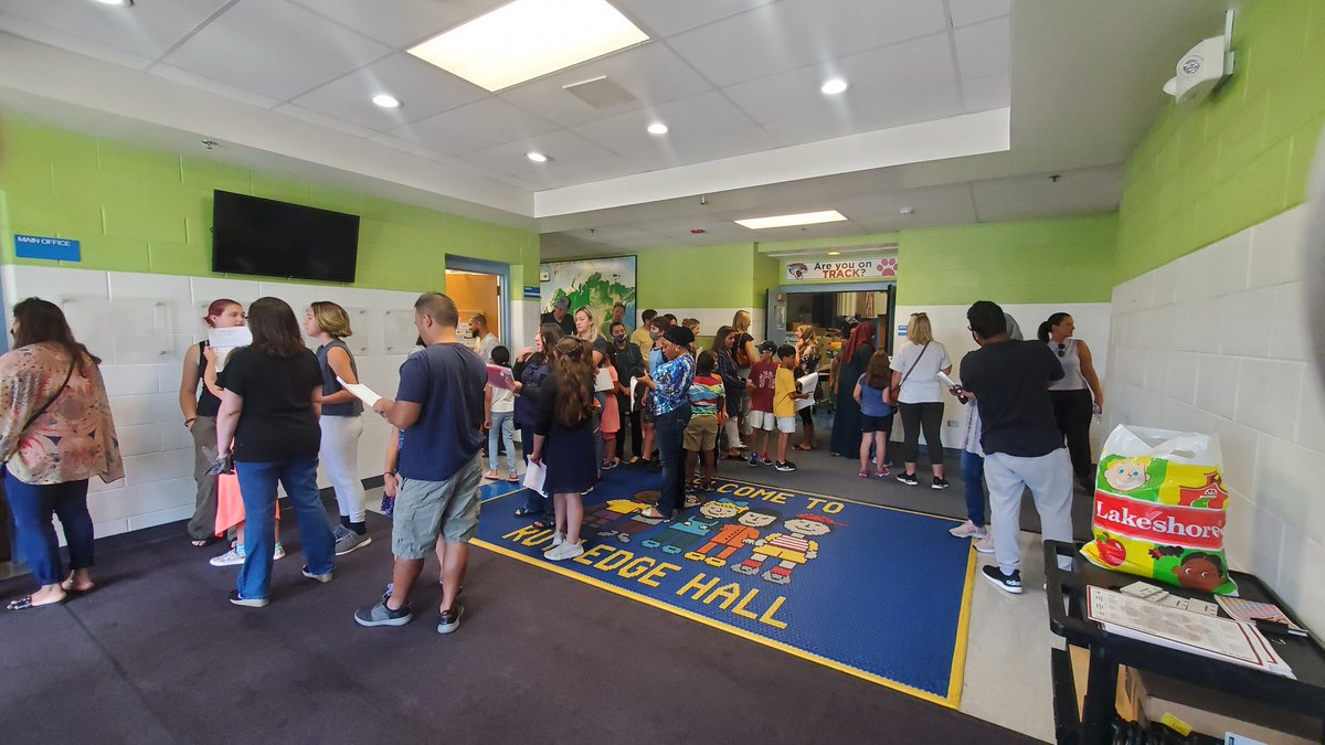 lincolnwoodsd74's tweet photo. Rutledge Hall ended their Orientation Day with a fun scavenger hunt throughout the building! https://t.co/ODh1hqxALv